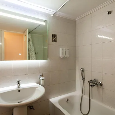 Old - Minimal Urban Retreat Apartment Kalamata